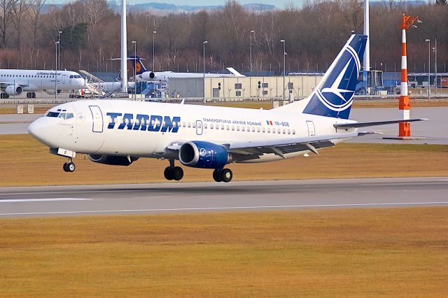 Boeing 737-700 (YR-BGE)