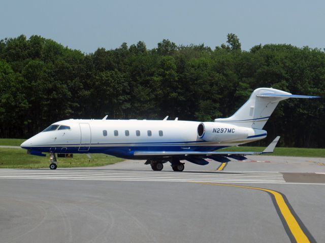 Bombardier Challenger 300 (N297MC) - Take off runway 34.