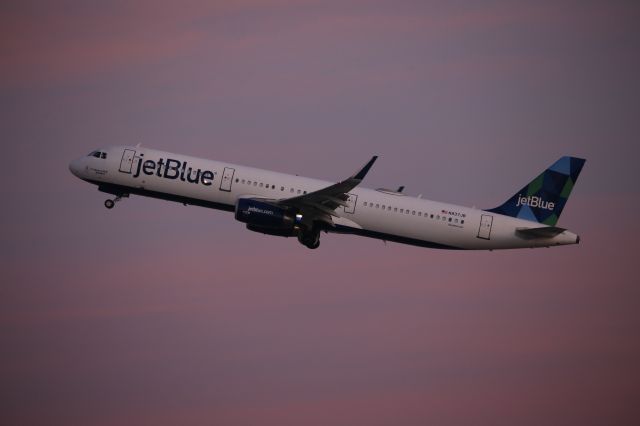 Airbus A321 (N937JB)