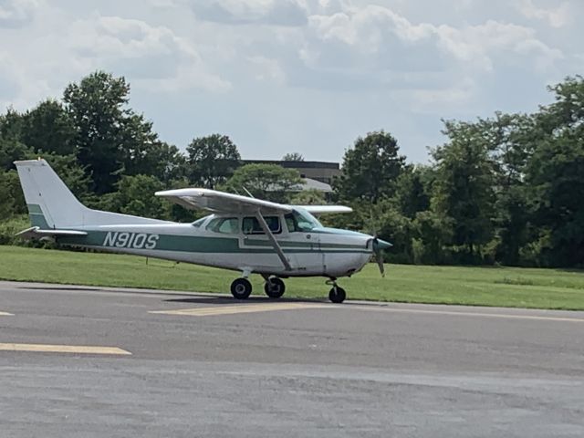 Cessna Skyhawk (N91QS) - N91QS (C172) departing Wings Field (KLOM)br /Photo Date: August 9, 2021