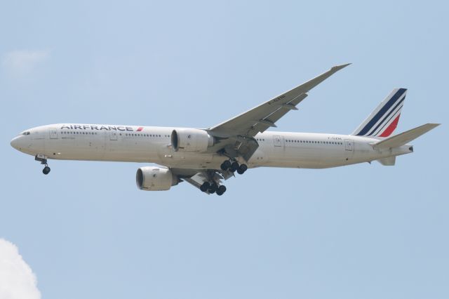 BOEING 777-300 (F-GZNI)