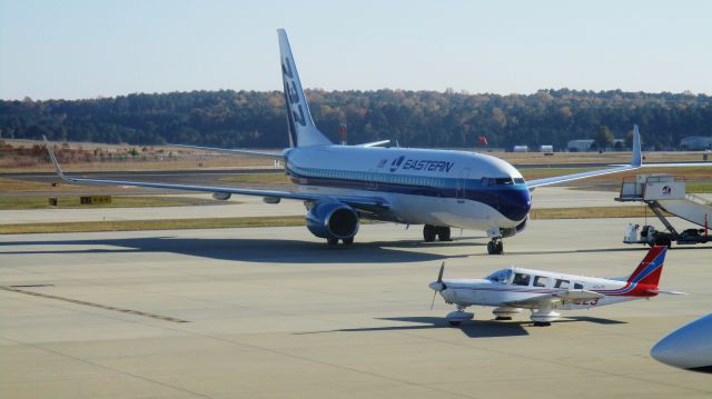 Boeing 737-800 (N280EA)