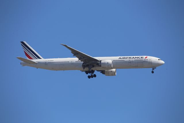 BOEING 777-300ER (F-GSQY)