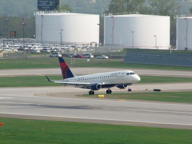 Embraer 175 (N603CZ)