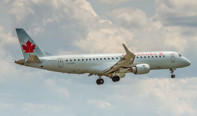 Embraer ERJ-190 (C-FLWK)