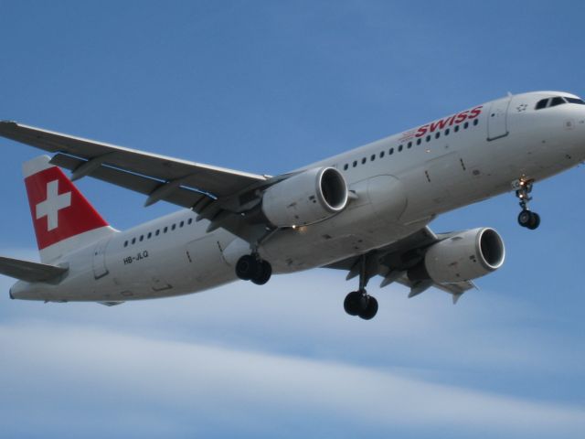 Airbus A320 (HB-JLQ) - Swiss A320 landing at Heathrow