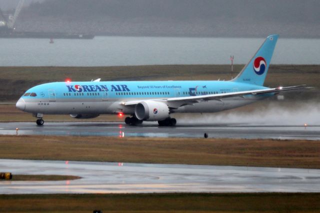 Boeing 787-8 (HL8082) - 'Koreanair 92' starting it's departure roll on a rainy 4R