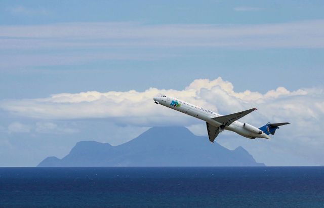 McDonnell Douglas MD-82 (P4-MDD) - Inselair departing TNCM St Maarten for Santo Domingo