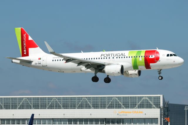 Airbus A320 (CS-TNS)