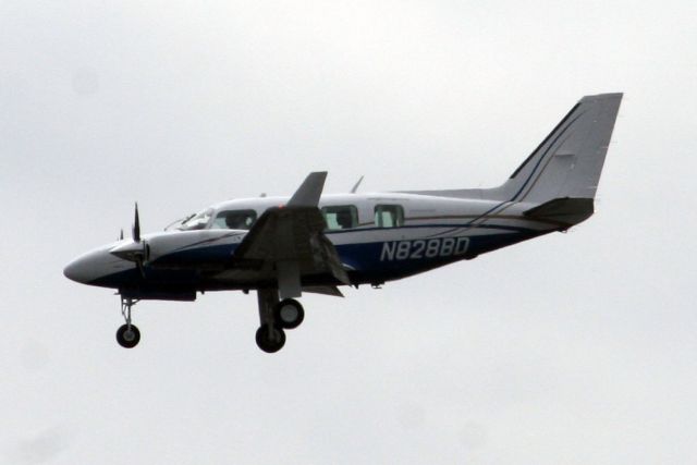 Piper Navajo (N828BD) - On final approach for R06 on 15-Jun-07.