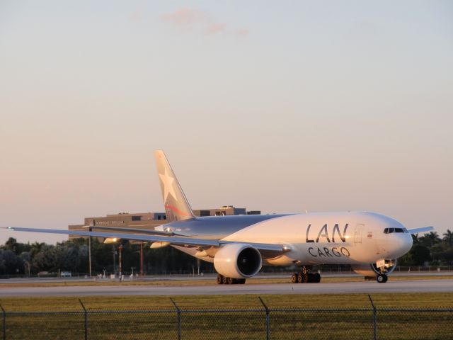 BOEING 777-200LR (N776LA)