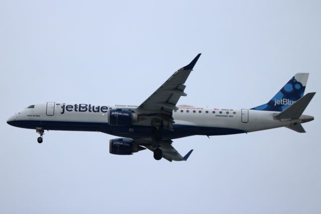 Embraer ERJ-190 (N184JB) - JBU441, an E190, on final for RWY 24R on a gloomy Cleveland morning, 12 Dec 2018.