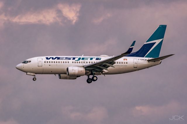 Boeing 737-700 (C-GWCM)