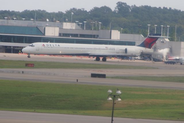 McDonnell Douglas MD-80 (N944DN)