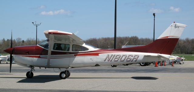 Cessna Skylane (N1806R) - Great performance data. Still holds against a lot of new production single engine piston aircraft.