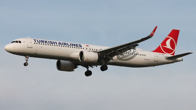 Airbus A321neo (TC-LSR) - Turkish Airlines A321-200 NEO landing at Schiphol Airport. Runway 18C ''Zwanenburgbaan''