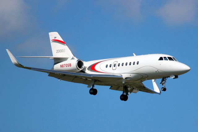 Dassault Falcon 2000 (N870SB) - On short finals for rwy 7 on 16-Oct-22 arriving from KLIT.