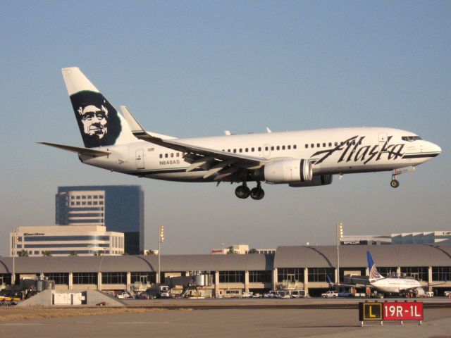 Boeing 737-700 (N648AS) - Landing on RWY 19R