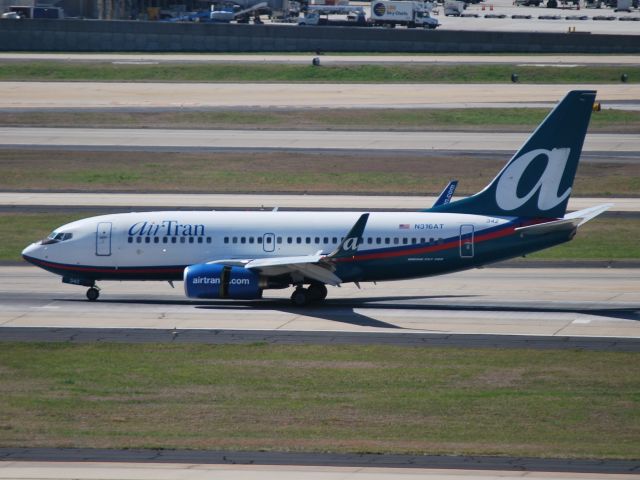 Boeing 737-700 (N316AT) - Arriving runway 8L - 4/6/13