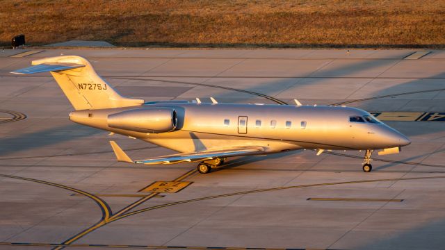 Bombardier Challenger 300 (N727SJ)