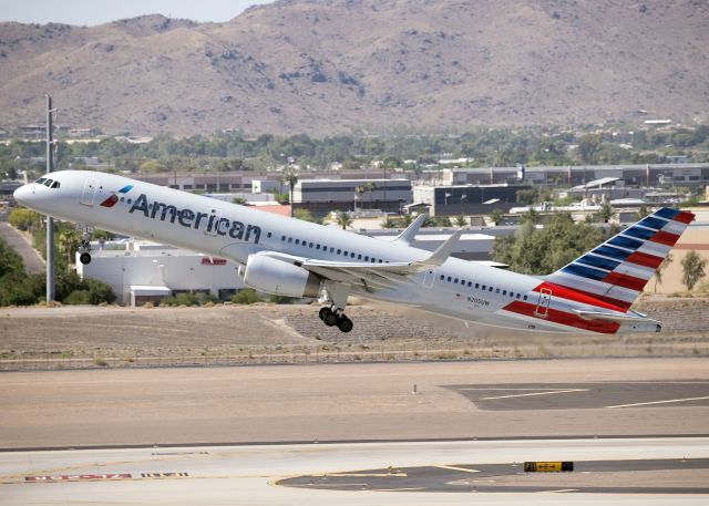 Boeing 757-200 (N205UW)