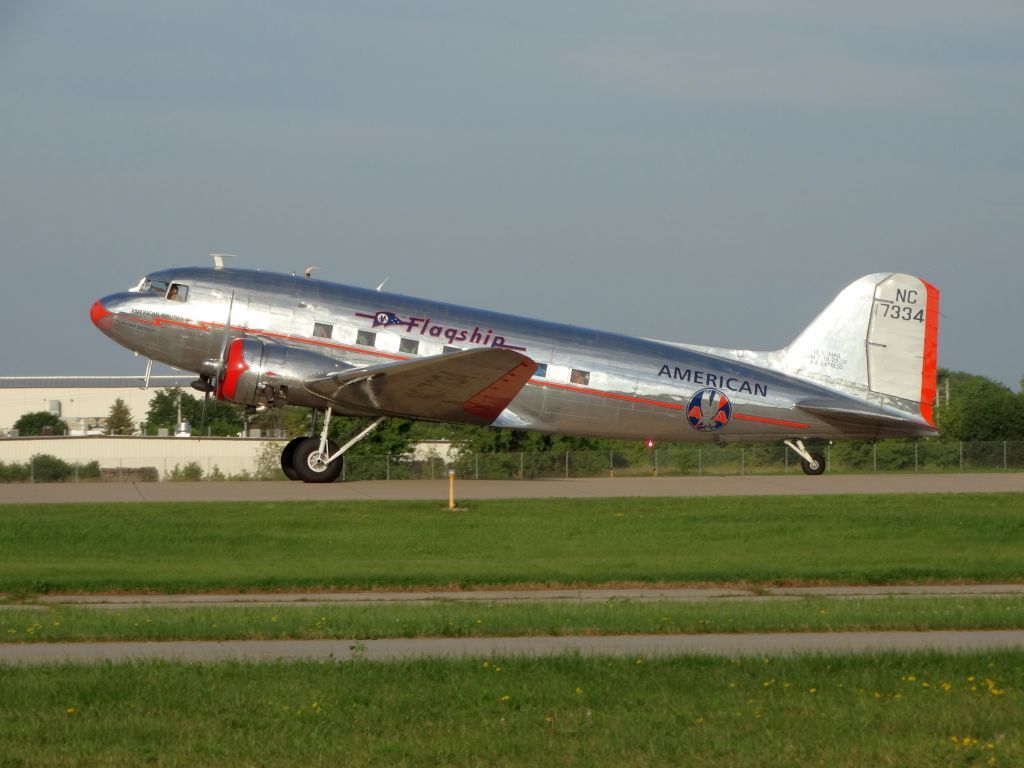 Douglas DC-3 (N17334)