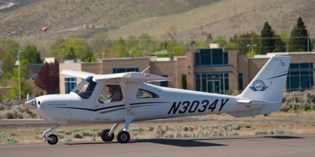 Cessna Skycatcher (N3034Y) - Taxi for takeoff at Carson City