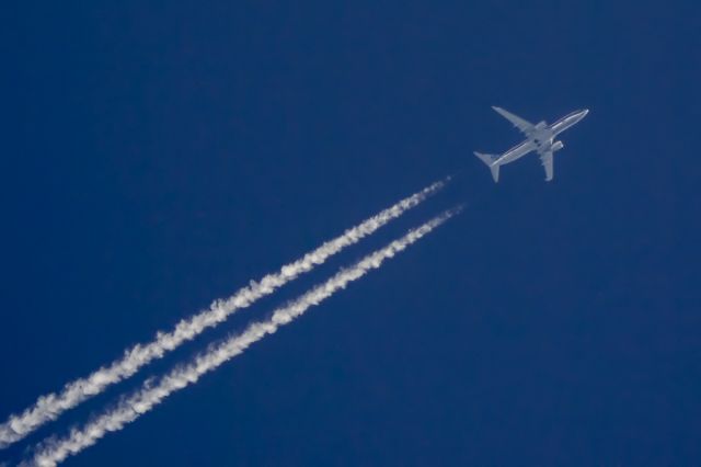 Boeing 737-800 (N920NN) - FL 370 en route to KMIA from KSTL 11/28/2014. Nikon 1 V3 @ 1350mm with Borg 76 ED Telescope.