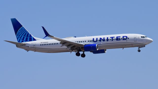 Boeing 737-900 (N38424)