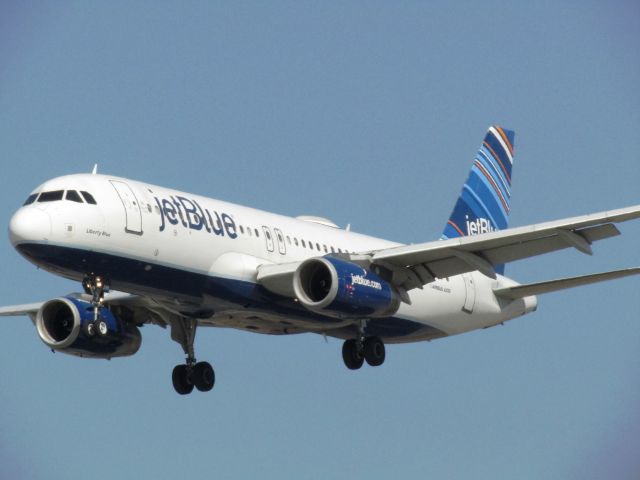 Airbus A320 (N590JB) - Landing RWY 30