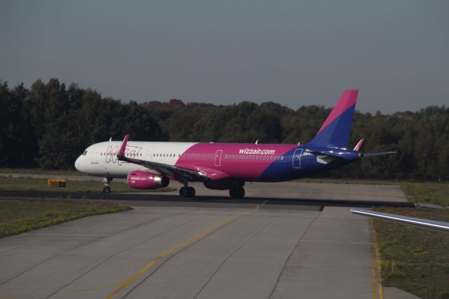 HA-LXE — - The Airbus A321-231 from WizzAir has flight number W6 1642 destination Gdansk in Poland with departure from Eindhoven Airport (Holland). (Saturday, October 13th, 2018)