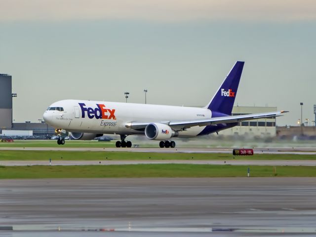 BOEING 767-300 (N117FE)