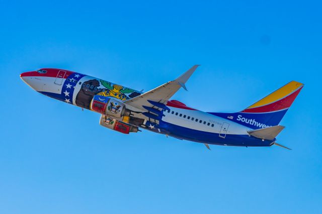 Boeing 737-700 (N280WN) - Southwest Airlines 737-700 in Missouri One special livery taking off from PHX on 11/11/22. Taken with a Canon R7 and Tamron 70-200 G2 lens.