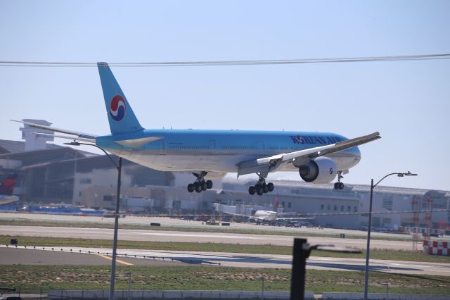 BOEING 777-300ER (HL7204)
