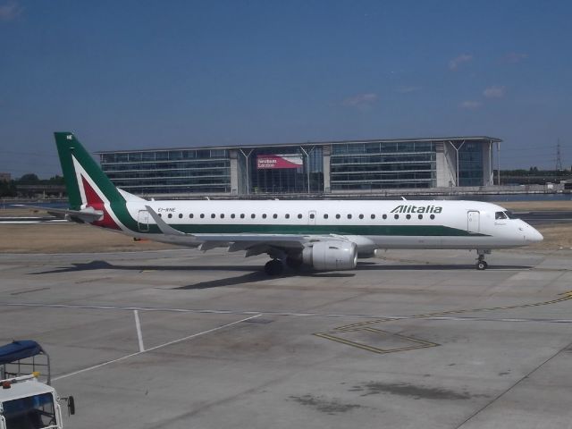 Embraer ERJ-190 (EI-RNE)