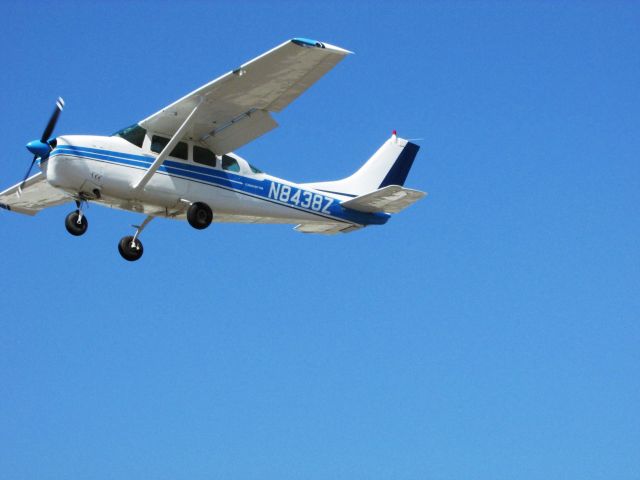 Cessna Centurion (N8438Z) - Landing on RWY 24