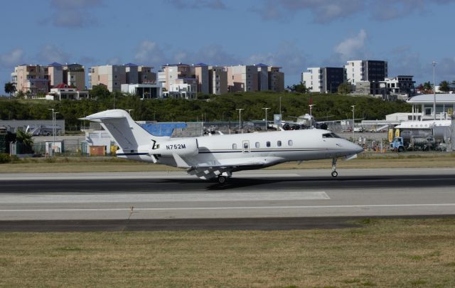 Bombardier Challenger 300 (N752M)