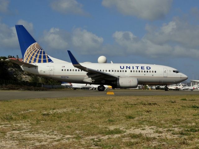 Boeing 737-700 (N13716)