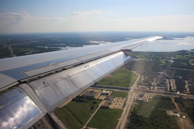 McDonnell Douglas MD-83 (N570AA)