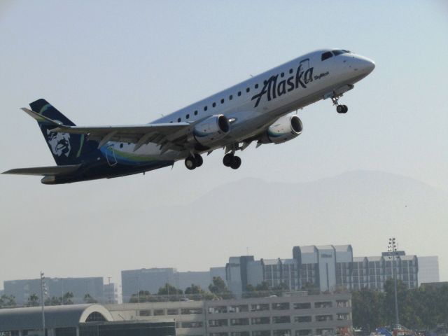 EMBRAER 175 (long wing) (N198SY) - Taking off RWY 20R