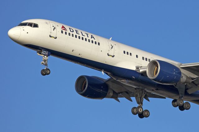 Boeing 757-200 (N547US) - At PBI Jan 15, 2012