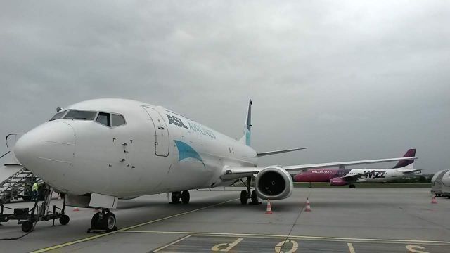 BOEING 737-400 — - Boeing 737-400SF