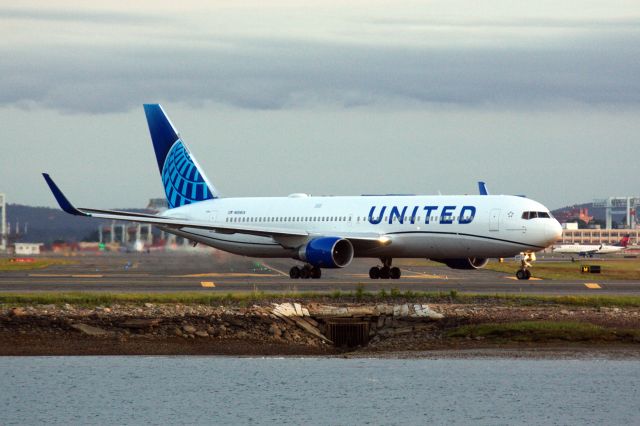 BOEING 767-300 (N658UA)