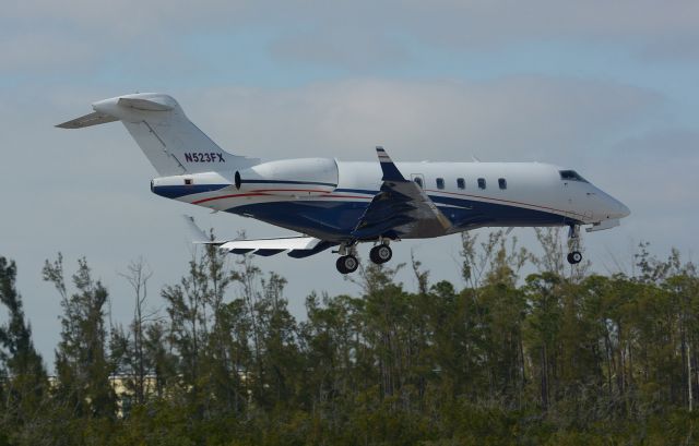 Bombardier Challenger 300 (N523FX)