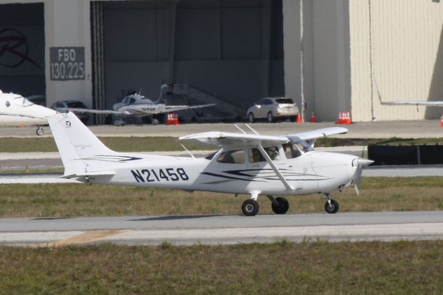 Cessna Skyhawk (N21458) - Cessna Skyhawk (N21458) taxis at Sarasota-Bradenton International Airport