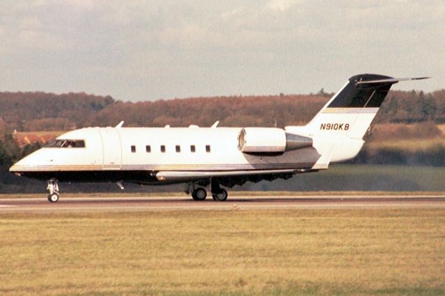 Canadair Challenger (N910KB) - Departing rwy 26 on 26-Feb-04.  Reregistered N275MT 20-Mar-10.