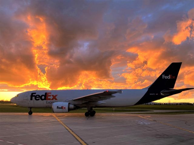 Airbus A300F4-600 (N664FE) - Side profile of Work Horse "Avery" at sunset...........br /Flight 325 onward to Milwaukee & then to Memphis on a Friday evening.