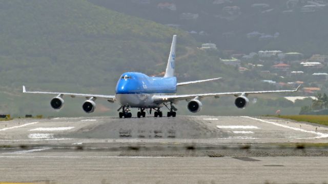 Boeing 747-400 (PH-BFA) - Exiting Rwy 19