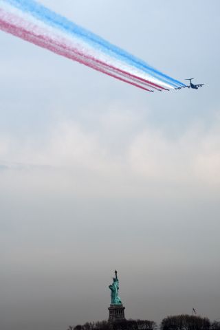 — — - 3/25/2017br /br /Patrouille de France and A400M flyby over Statue of Liberty