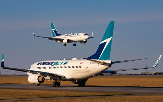 Boeing 737-700 (C-GMWJ)